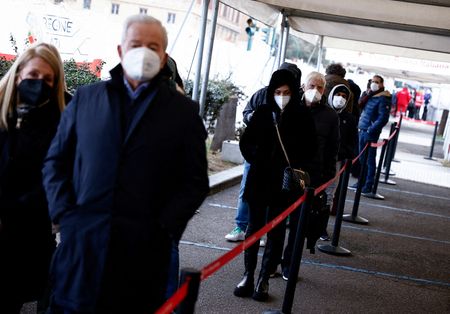 Pessoas em fila para vacinação contra a Covid-19 em Roma, na Itália