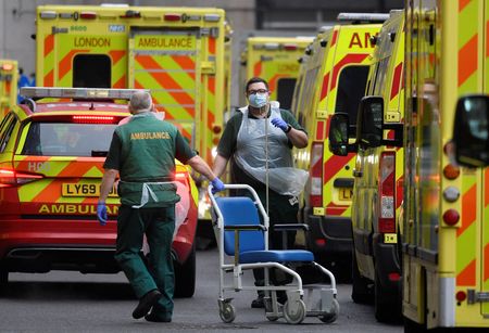 Agentes de saúde do lado de fora de hospital em Londres