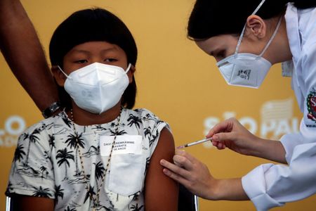 Davi Seremramiwe recebe vacina pediátrica para Covid-19 em São Paulo