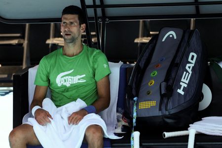 Novak Djokovic descansa durante treino em Melbourne Park para o Aberto da Austrália Novak Djokovic descansa durante treino em Melbourne Park para o Aberto da Austrália