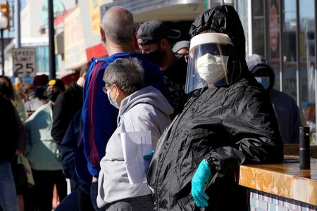 Pessoas em fila para teste de Covid-19 em Oklahoma City