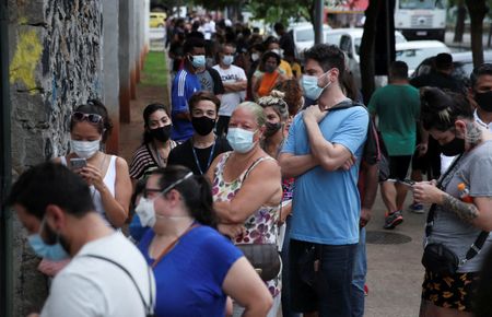 Fila de pessoas para fazer teste de Covid-19 no Rio de Janeiro