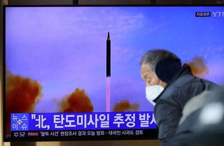 Pessoas assistem à transmissão na TV em Seul, na Coreia do Sul, sobre lançamento de míssil pela Coreia do Norte
