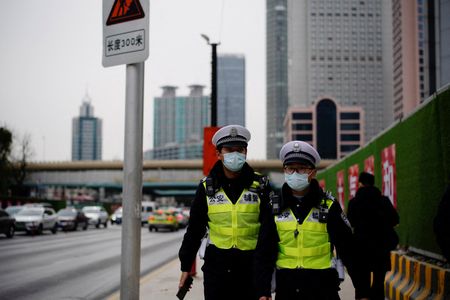 Guardas usam máscaras de proteção em meio à pandemia de Covid-19 em Xangai