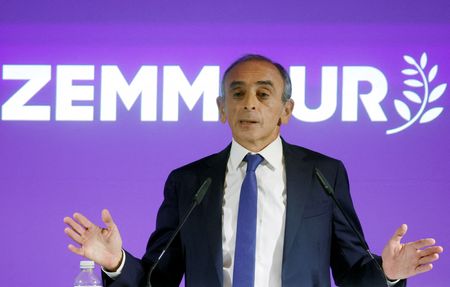 Candidato de extrema direita à Presidência da França Eric Zemmour discursa em Paris