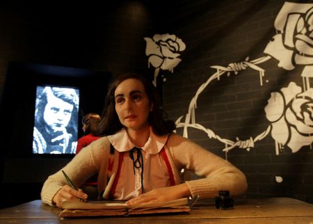 Estátua de cera de Anne Frank é apresentada ao público no Madame Tussaud’s de Berlim