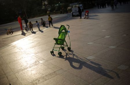 Carrinho de bebê em parque no centro de Xangai