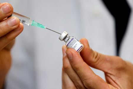 Profissional de saúde prepara dose de vacina contra Covid-19 para aplicação em Tel Aviv