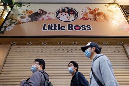 Pessoas passam em frente a pet shop fechado em Hong Kong depois de governo anunciar o abate de 2 mil hamsters por causa da Covid-19
