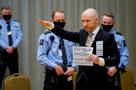 Anders Behring Breivik faz saudação nazista durante audiência sobre condicional