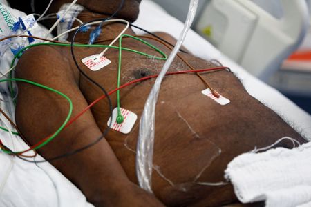 Paciente com Covid é tratado em UTI de hospital em Porto Alegre