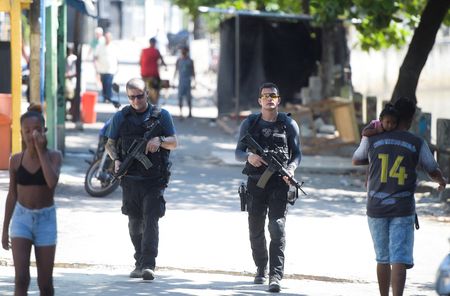 Policiais patrulham favela do Jacarezinho