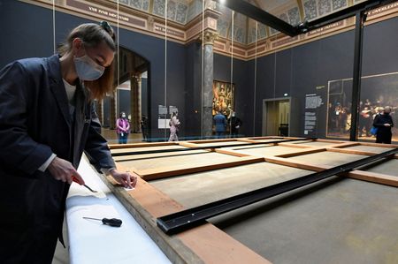 Pintura “A Ronda Noturna”, de Rembrandt, é removida de moldura para restauração