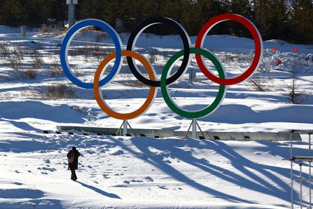 Anéis olímpicos em área de competição dos Jogos de Pequim
