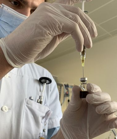 Enfermeira prepara vacina por adesivo contra Covid-19 durante estudo clínico em Lausanne, na Suíça