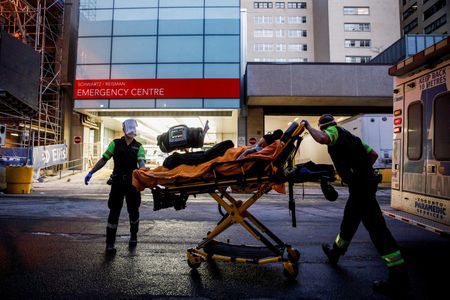 Paciente é levado a hospital em Toronto em meio à disparada de casos de Covid