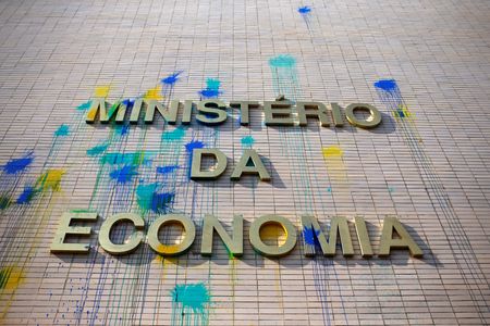 Fachada do Ministério da Economia manchada de tinta lançada por manifestantes