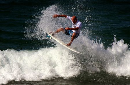 Kelly Slater surfa durante evento promocional em Sydney