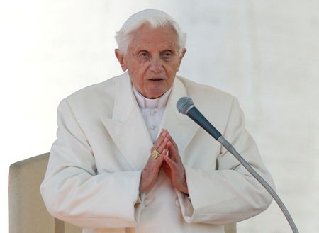 Bento 16 na Praça de São Pedro, no Vaticano