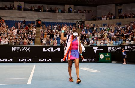 Naomi Osaka deixa a quadra após derrota para Amanda Anisimova no Aberto da Austrália Naomi Osaka deixa a quadra após derrota para Amanda Anisimova no Aberto da Austrália