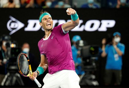 Rafael Nadal comemora após vencer Karen Khachanov no Aberto da Austrália