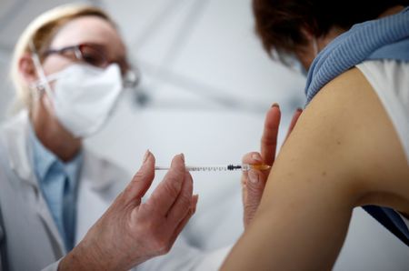 Enfermeira aplica vacina contra Covid-19 em La Baule, na França