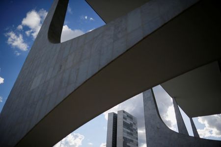 Prédio do Congresso Nacional visto sob a moldura de arcos do Palácio do Planalto em Brasília