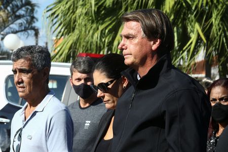 Bolsonaro acompanha enterro da mãe no interior de SP