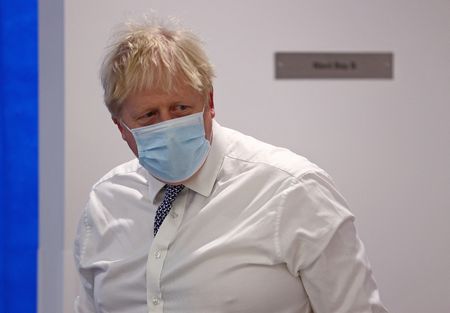 Premiê britânico, Boris Johnson, durante visita a hospital em Milton Keynes