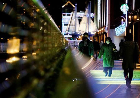 Pessoas usando máscaras caminham em Tóquio durante pandemia de Covid-19