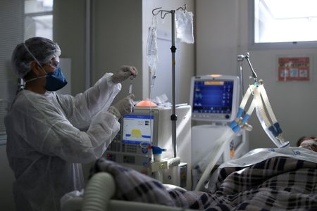 Paciente com Covid é tratado em UTI em hospital de São Paulo