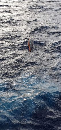 Barco a remo é encontrado virado de ponta cabeça em alto mar em meio a buscas pelo aventureiro francês Jean-Jacques Savin
