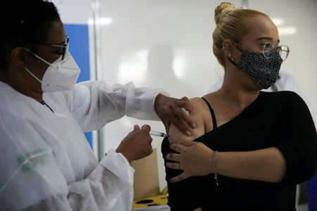Mulher é vacinada contra Covid-19 no Rio de Janeiro
