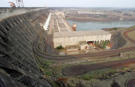 Vista da hidrelétrica de Itaipu, em Foz do Iguaçú, Brasil.