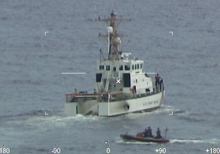 Navios da Guarda Costeira dos Estados Unidos buscam por 39 pessoas que estariam desaparecidas após barco virar no Oceano Atlântico na costa da Flórida