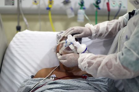 Paciente com Covid-19 é tratado em UTI de hospital de São Paulo Paciente com Covid-19 é tratado em UTI de hospital de São Paulo