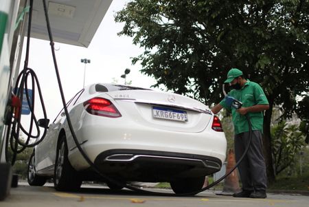 Carro é abastecido em posto no Rio de Janeiro