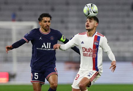 Bruno Guimarães (de branco) disputa bola em jogo contra o PSG Bruno Guimarães (de branco) disputa bola em jogo contra o PSG