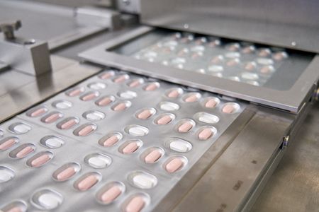 Pílula antiviral da Pfizer contra Covid-19, Paxlovid, em unidade de produção em Ascoli, na Itália