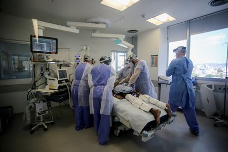 Paciente com Covid-19 é tratado em UTI de hospital em Porto Alegre
