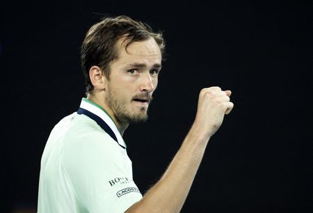Daniil Medvedev vibra durante partida contra Stefanos Tsitsipas no Aberto da Austrália Daniil Medvedev vibra durante partida contra Stefanos Tsitsipas no Aberto da Austrália