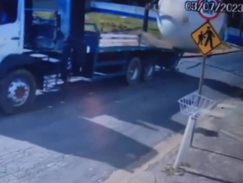tanque-solta-caminhao-video-1 tanque-solta-caminhao-video