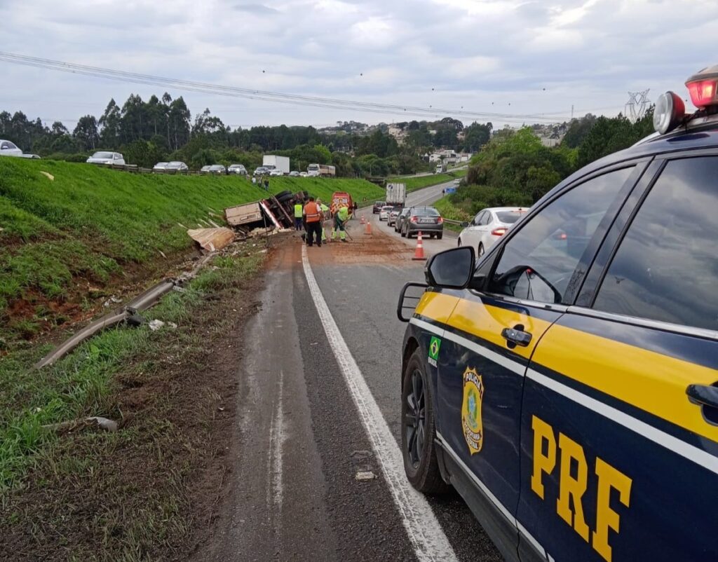 tombamento-carreta-br-277 tombamento-carreta-br-277