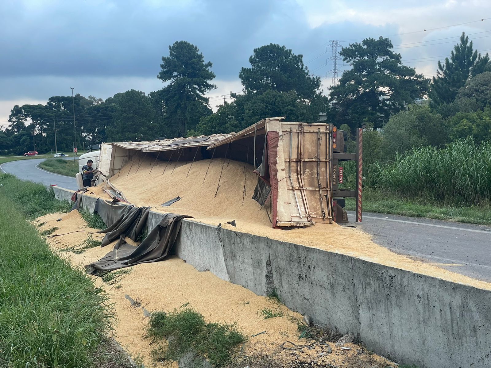 tombamento de caminhão no contorno norte
