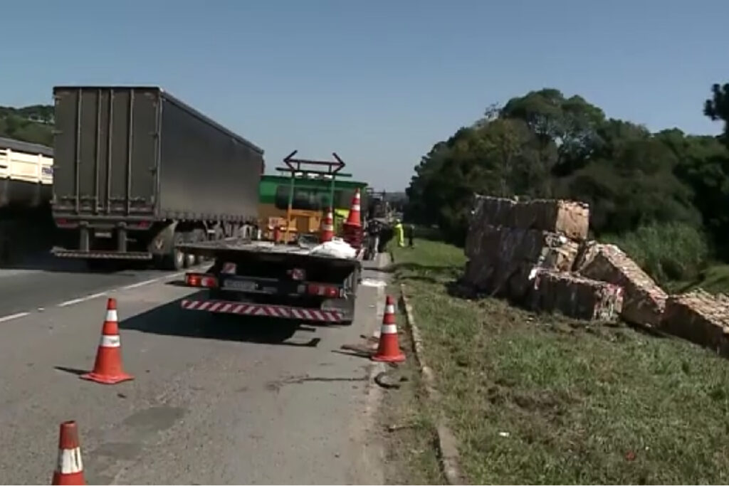 transito-br-116-acidente-caminhoes