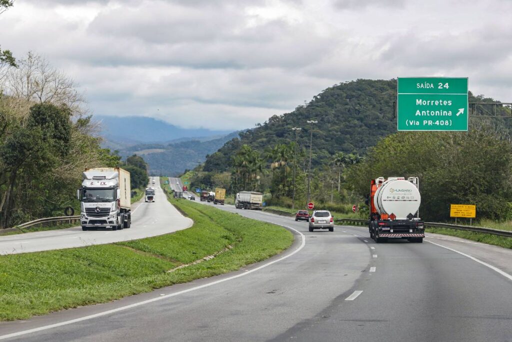 transito-na-br-277-feriado