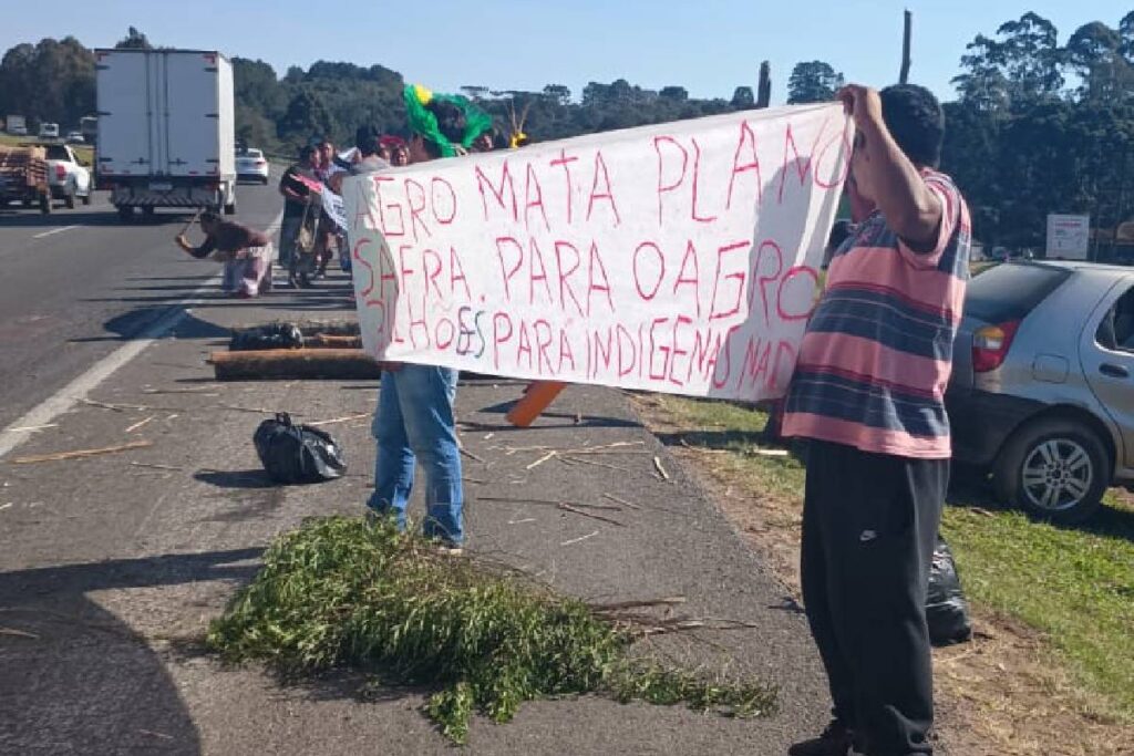 transito-na-br-277-protesto-indigenas