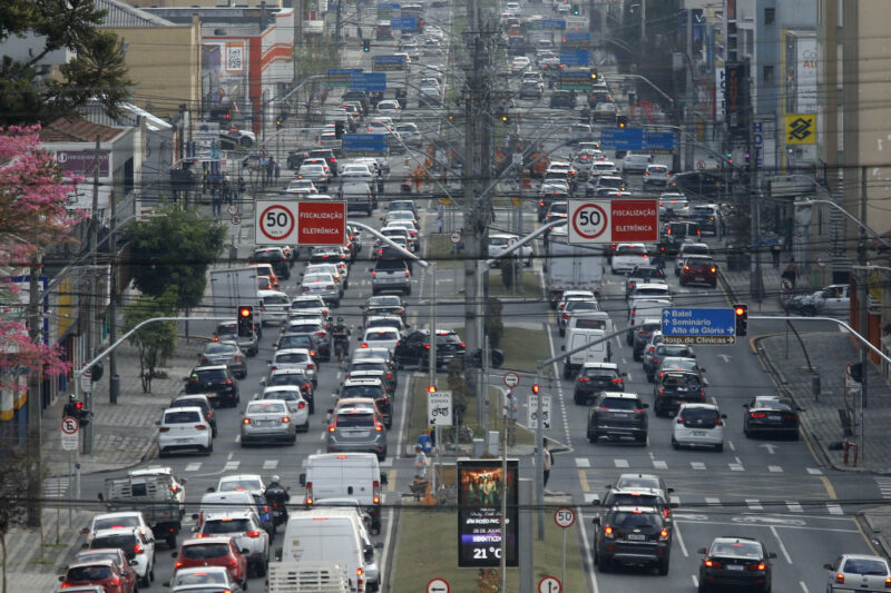 Trânsito – carros – ruas de curitiba com movimento intenso de carros – congestionamento nas ruas do centro de Curitiba – IPVA – licenciamento – Trânsito – carros – ruas de curitiba com movimento intenso de carros – congestionamento nas ruas do centro de Curitiba – IPVA – licenciamento –