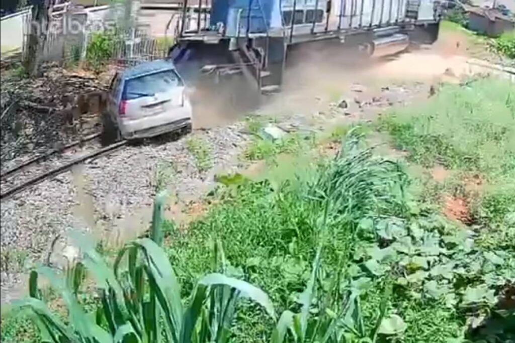 trem-arrasta-carro trem-arrasta-carro