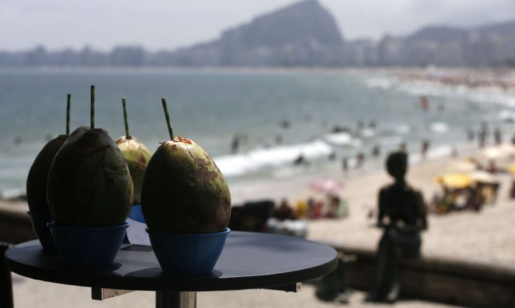 Em dia de forte calor cariocas se refrescam na praia de Copacabana. Em dia de forte calor cariocas se refrescam na praia de Copacabana.